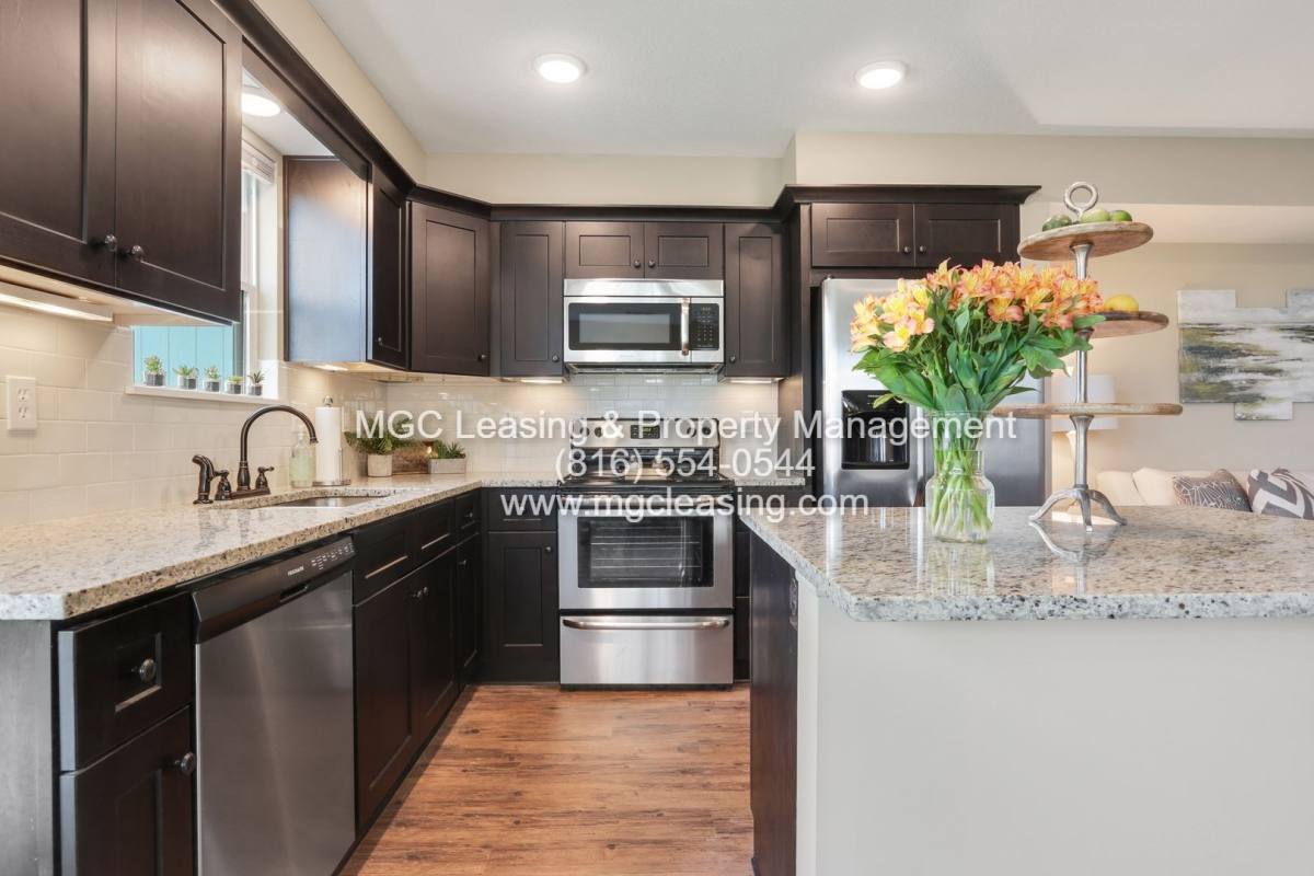 Townhouse for rent at 108-114 NE 93rd St, Kansas City, MO 64155