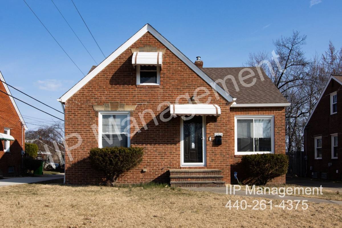 House for rent at 11915 Granger Rd, Cleveland, OH 44125