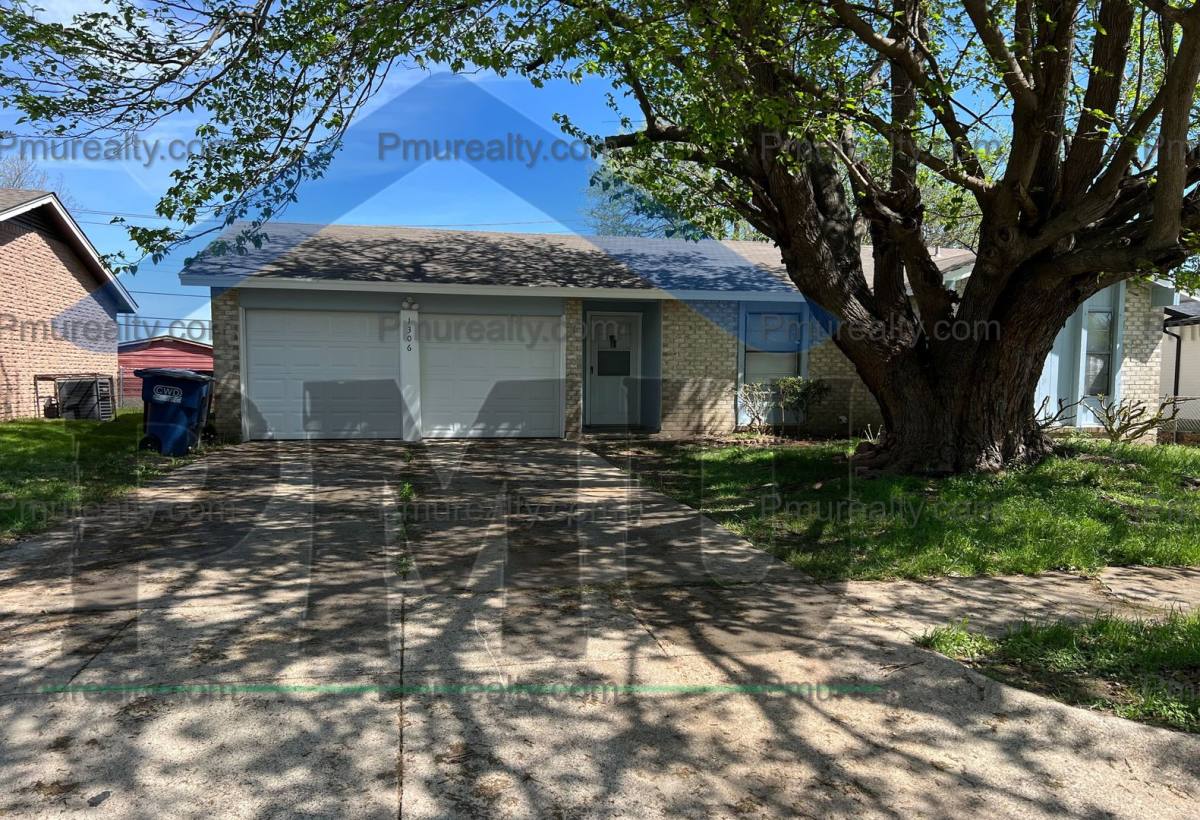 House for rent at 1306 Oakbrook St, Lancaster, TX 75134