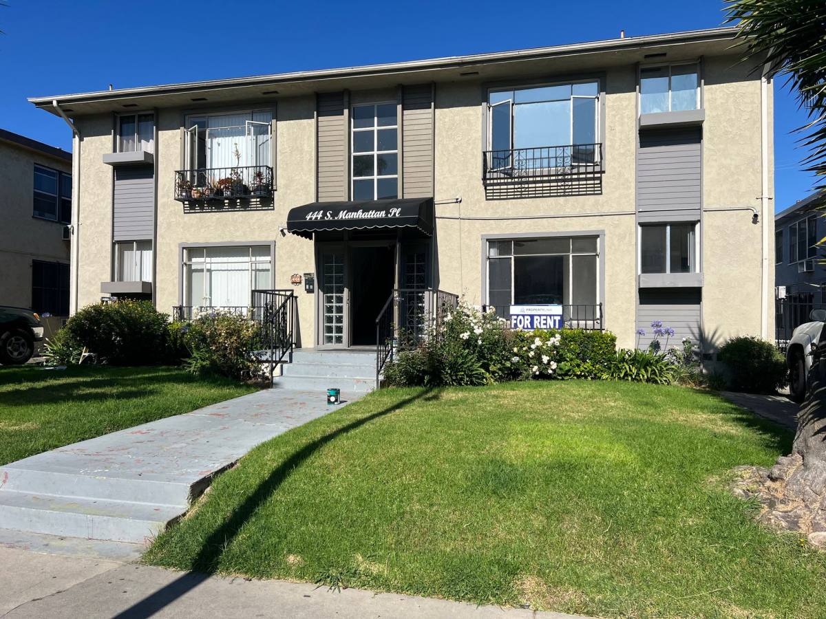 Apartment for rent at 444 S Manhattan Place, Los Angeles, CA 90020