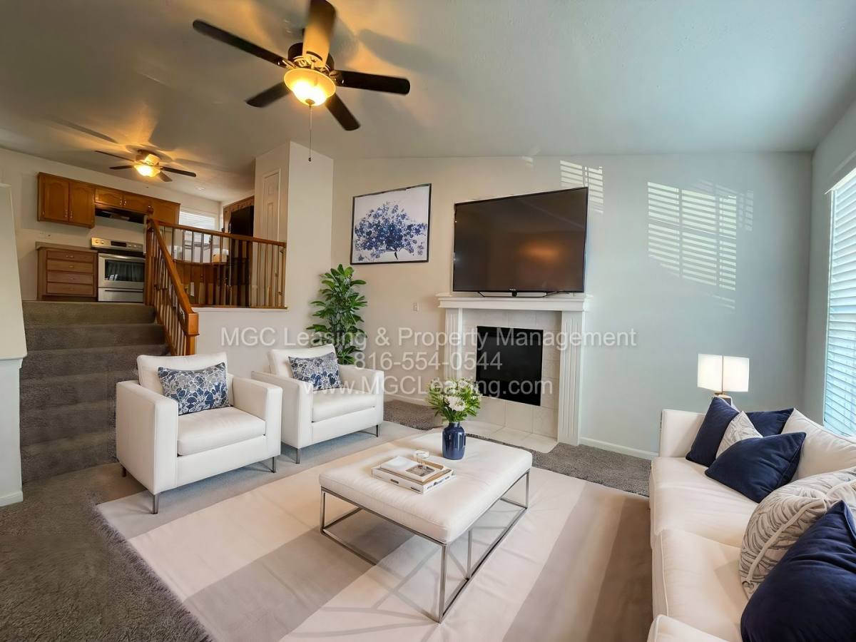 Townhouse for rent at 5904-5906 NE 42nd St, Kansas City, MO 64117