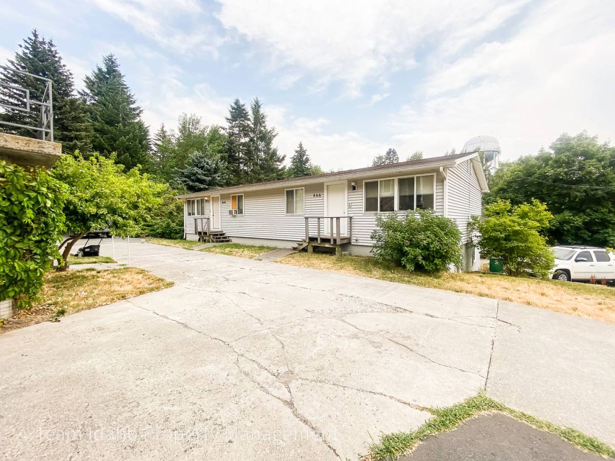 Apartment for rent at 866 868 Garfield, Moscow, ID 83843