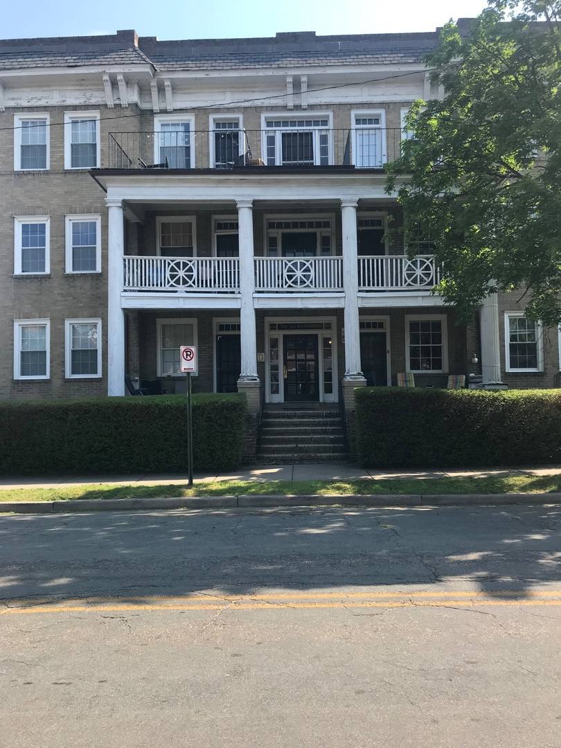 Apartment for rent at 2826 W Grace St, Richmond, VA 23221