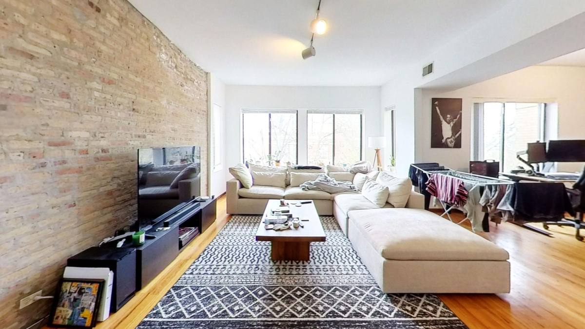 Apartment for rent at 1409 W Cornelia Ave, Chicago, IL 60657