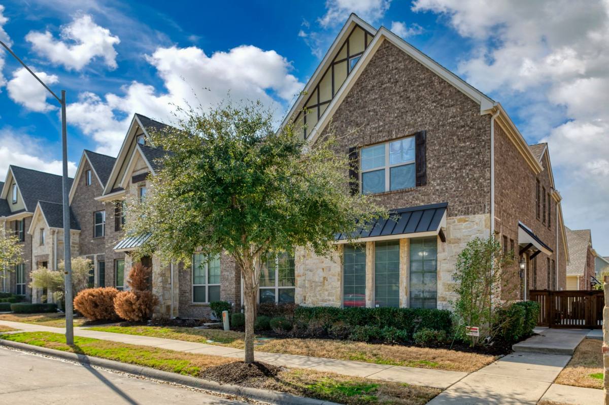 Townhouse for rent at 10537 Chaucer Hill, Irving, TX 75063