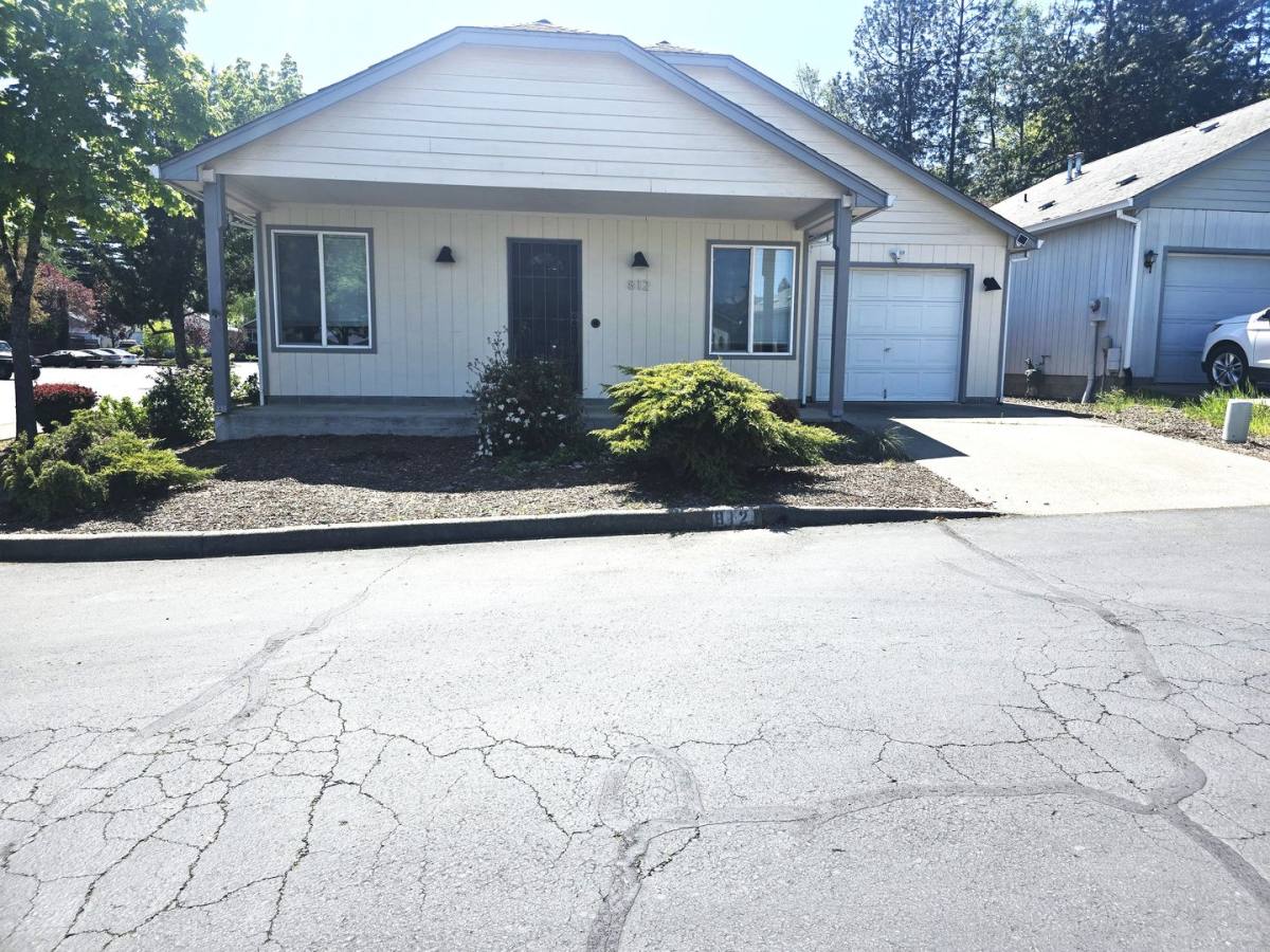 House for rent at 812 Bower Lane, Grants Pass, OR 97527