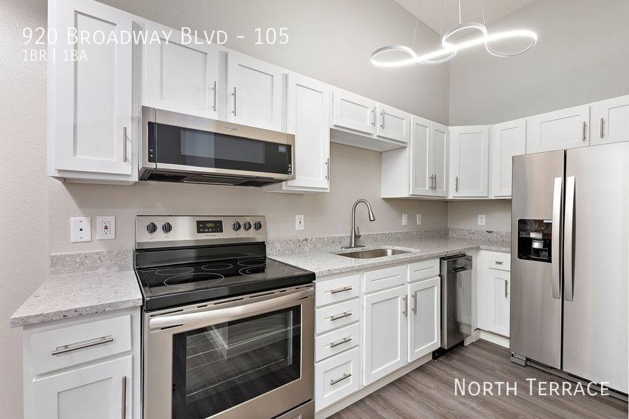Apartment for rent at 920 Broadway Blvd, Kansas City, MO 64105