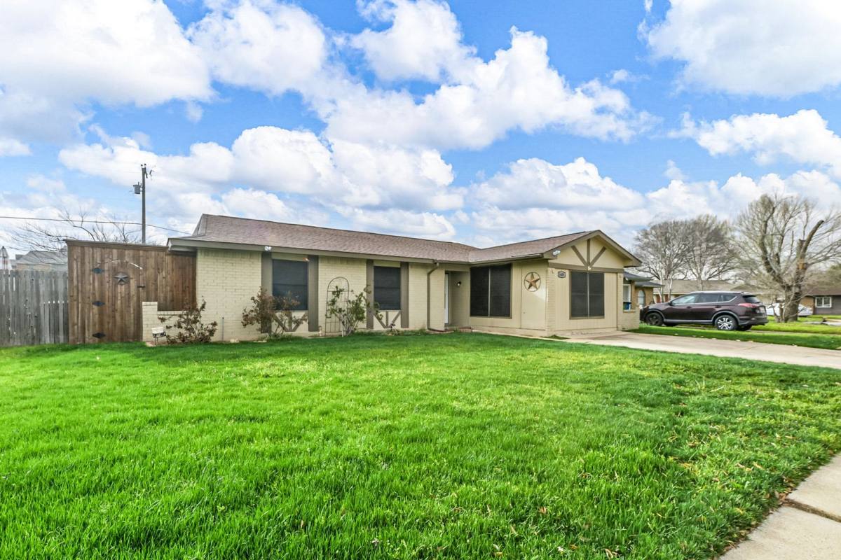 House for rent at 5409 Queens Court, Lake Dallas, TX 75065