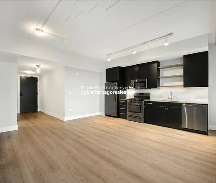 Apartment for rent at 941 W Belmont Ave, Chicago, IL 60657