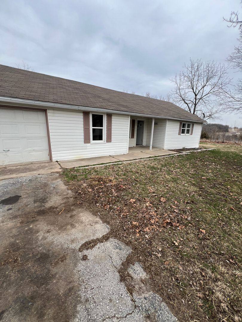 House for rent at 399 Hayes St, Fordland, MO 65652
