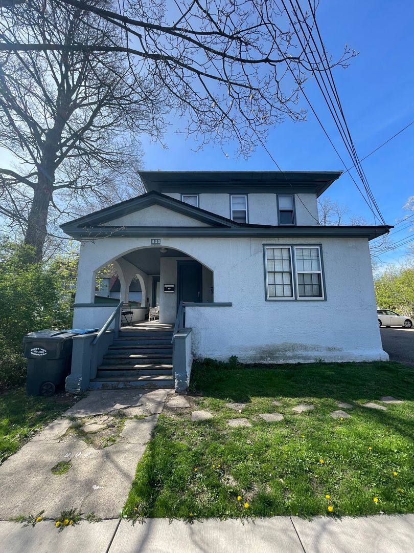 Apartment for rent at 809 W Cedar St, Kalamazoo, MI 49007