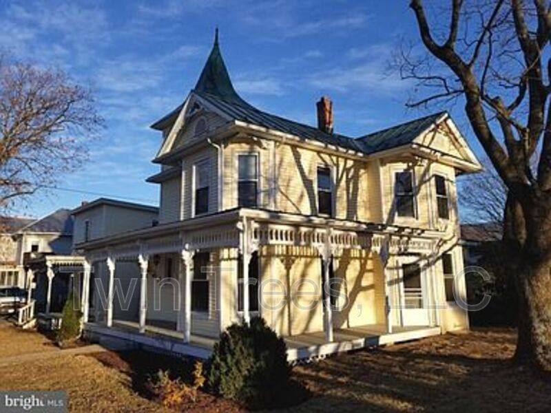 House for rent at 5752 Main St, Mount Jackson, VA 22842