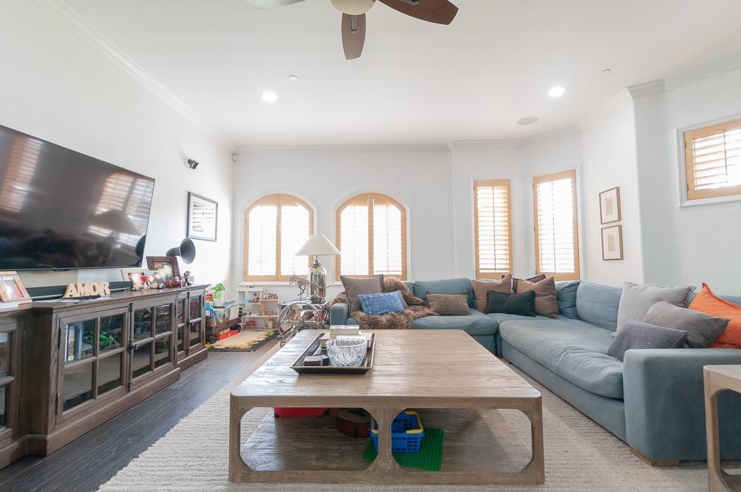 Apartment for rent at 143 N Arnaz Dr, Beverly Hills, CA 90211