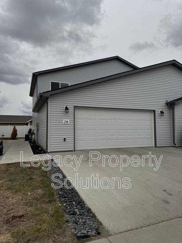 House for rent at 719 Hillcrest Dr, Mandan, ND 58554