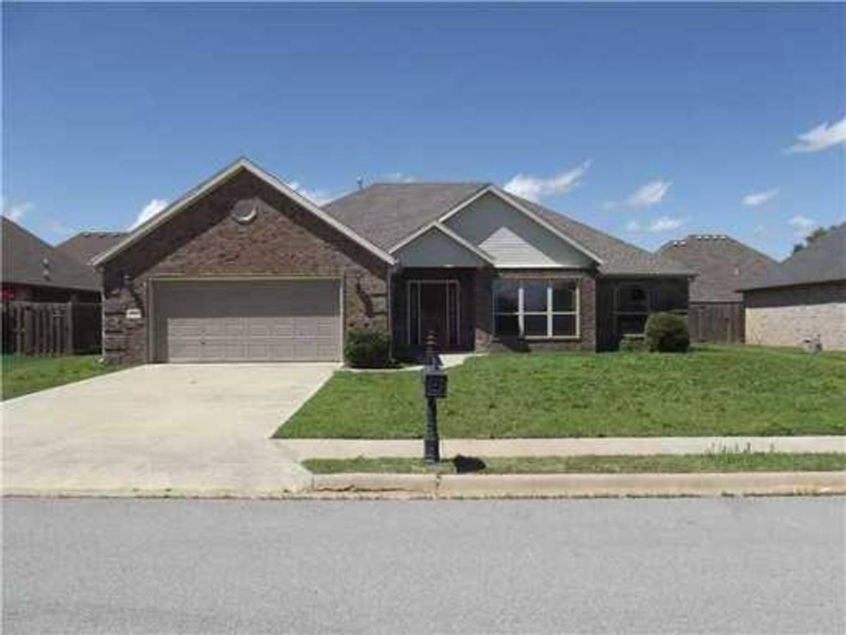 House for rent at 1221 Coventry Lane, Centerton, AR 72719