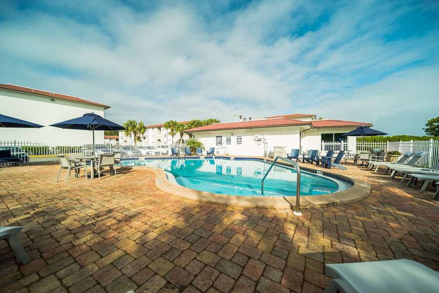 Apartment for rent at 19137 US-Highway 19 N, Clearwater, FL 33764