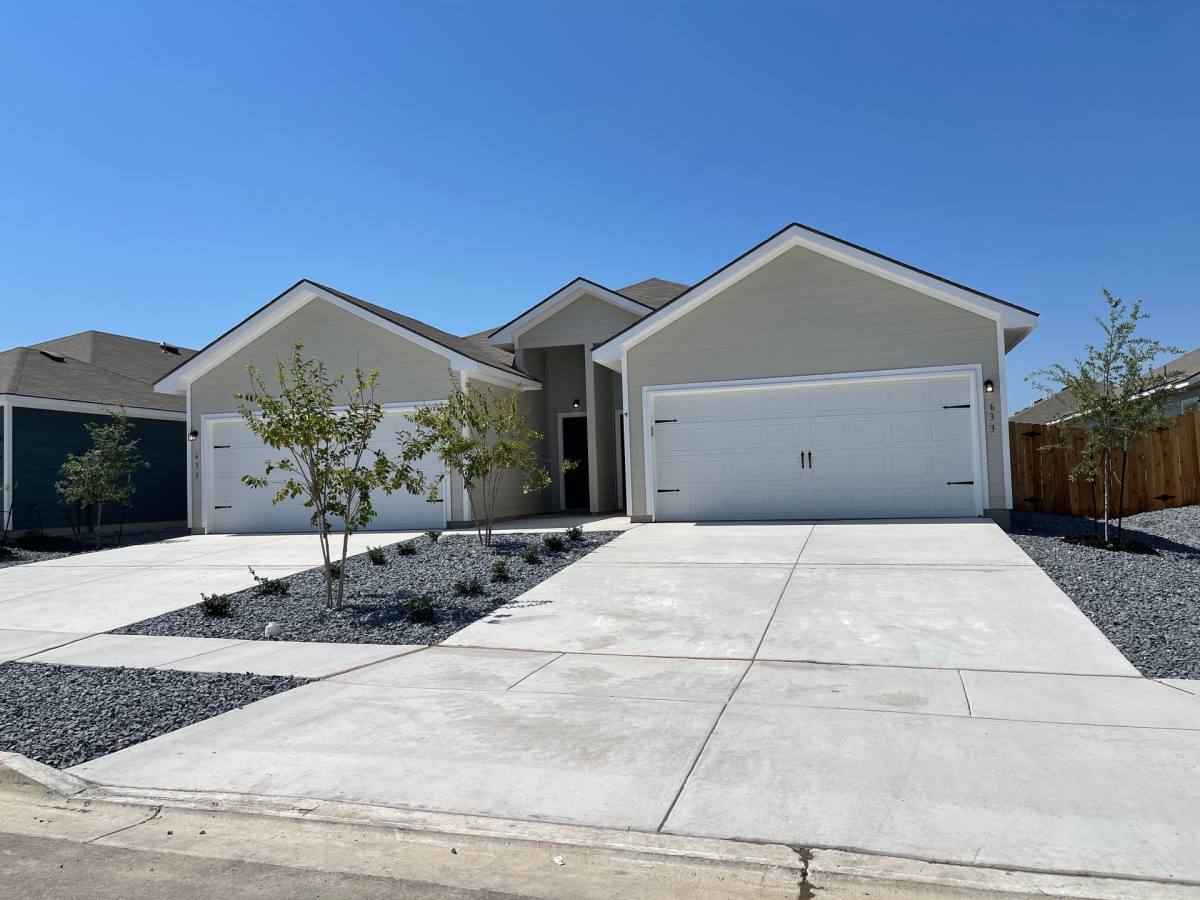 Townhouse for rent at 635 Heathers Way, Seguin, TX 78155
