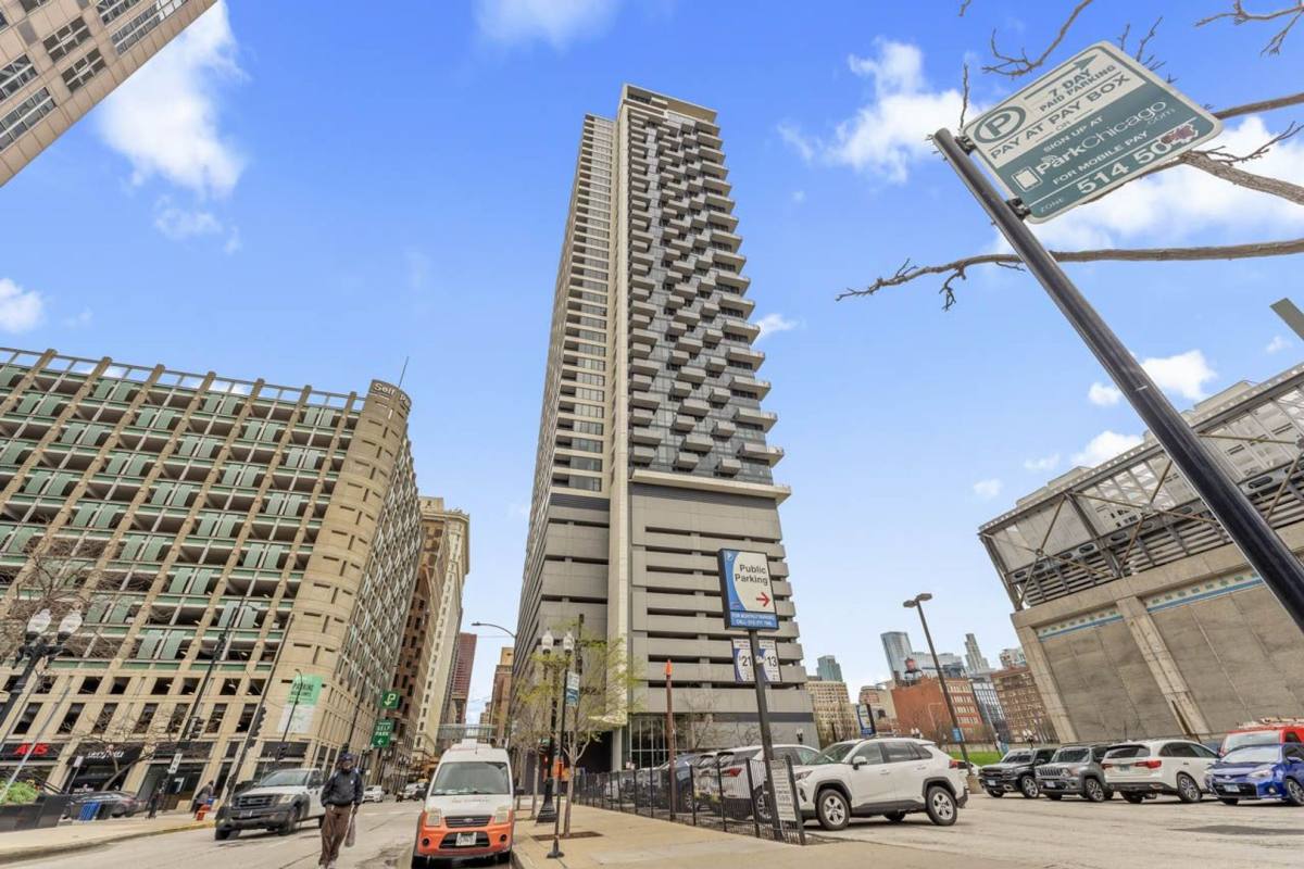 House for rent at 235 W Van Buren St, Chicago, IL 60607