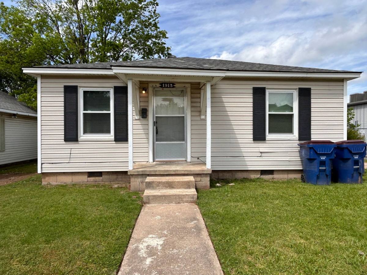 Apartment for rent at 1915-1917 S R St, Fort Smith, AR 72901