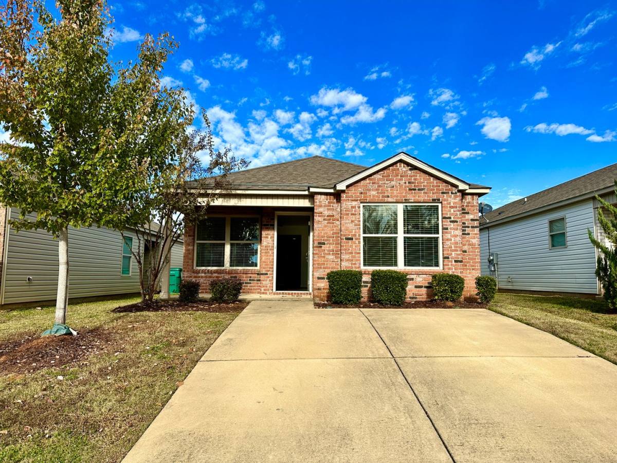 House for rent at 16413 Waterbury Lane, Moundville, AL 35474