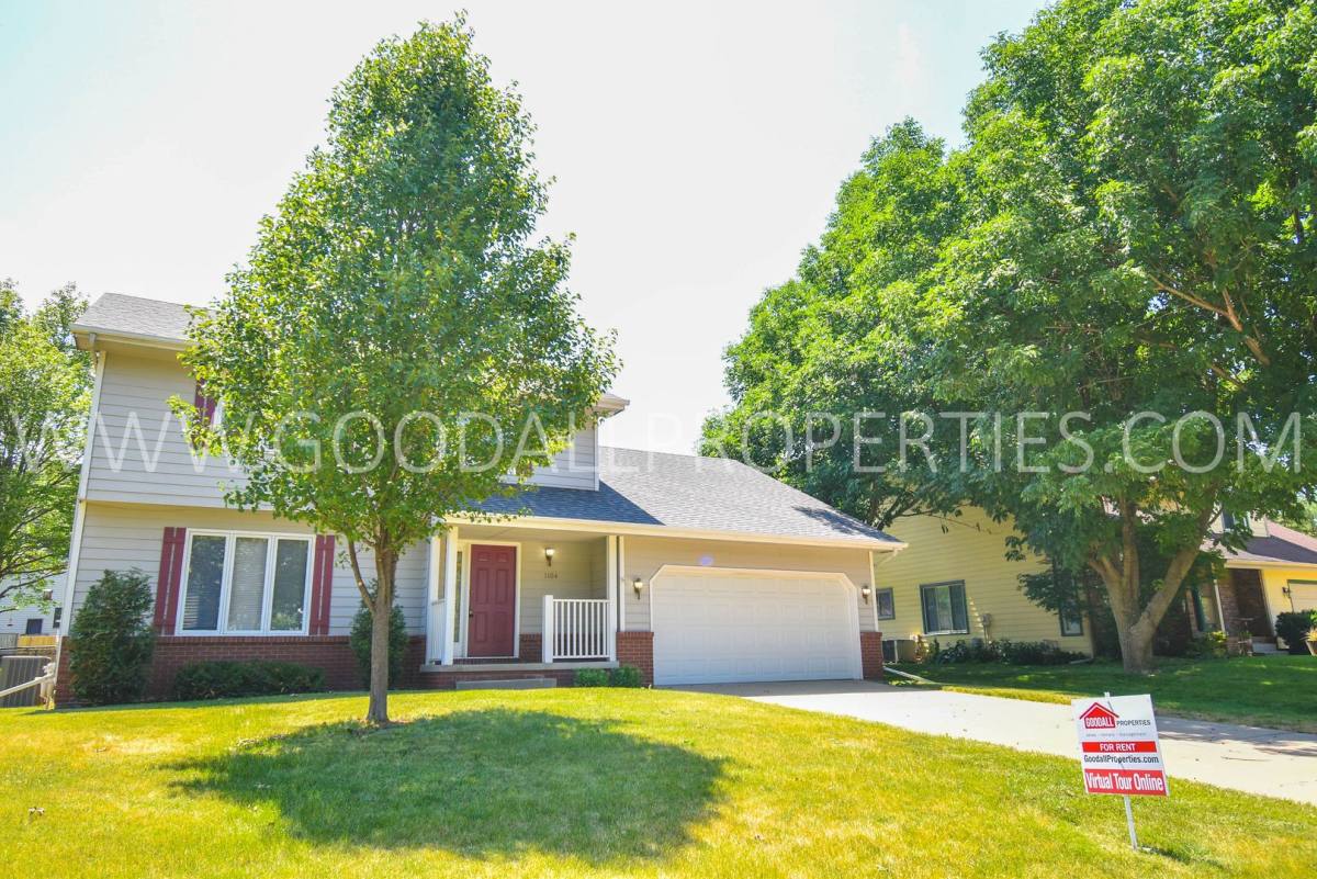 House for rent at 1104 Prairie View Dr, West Des Moines, IA 50266