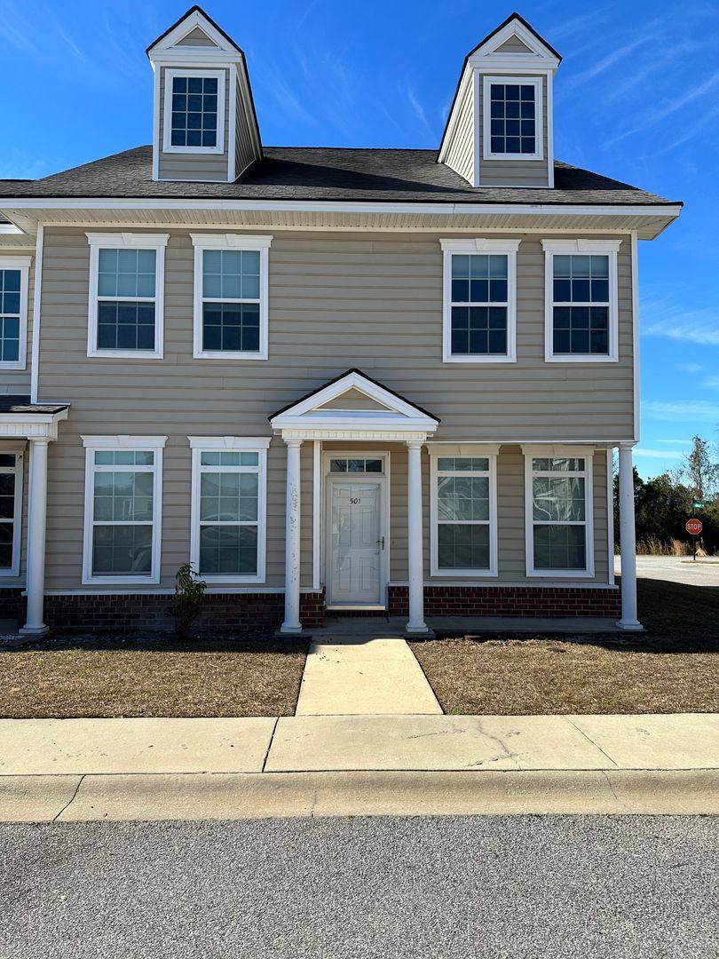 Townhouse for rent at 501 Forsyth Dr, Hinesville, GA 31313