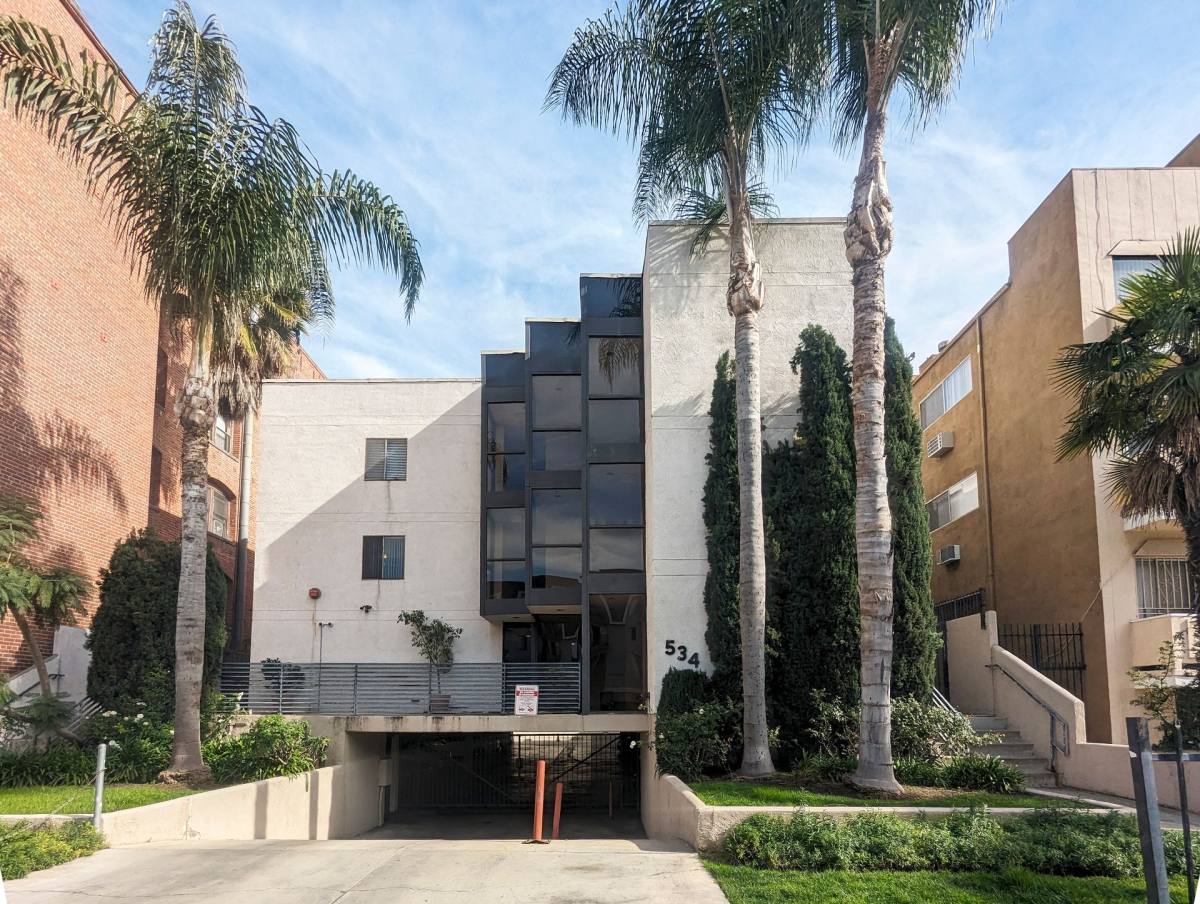 Apartment for rent at 534 S Oxford Ave, Los Angeles, CA 90020