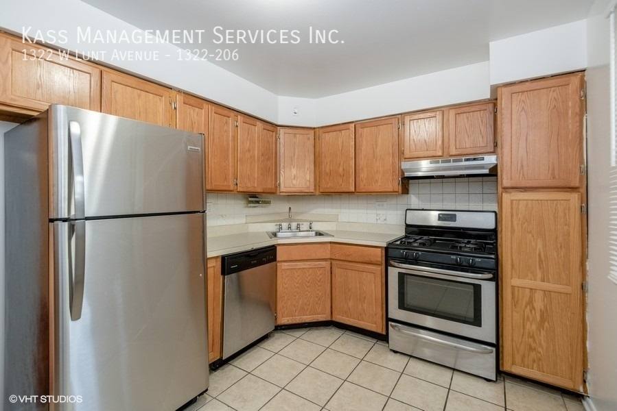 1322 W Lunt Ave #206, Chicago, IL 60626