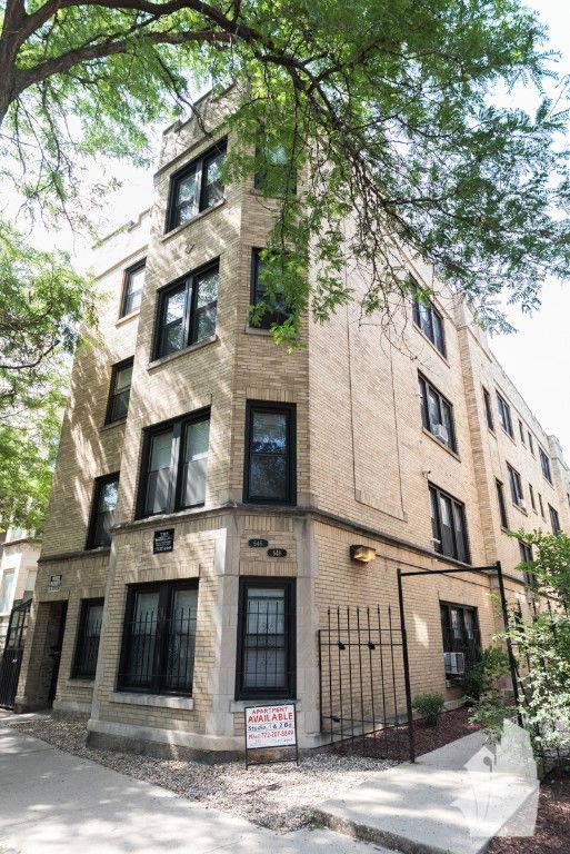 Apartment for rent at 646 W Roscoe St #1N, Chicago, IL 60657