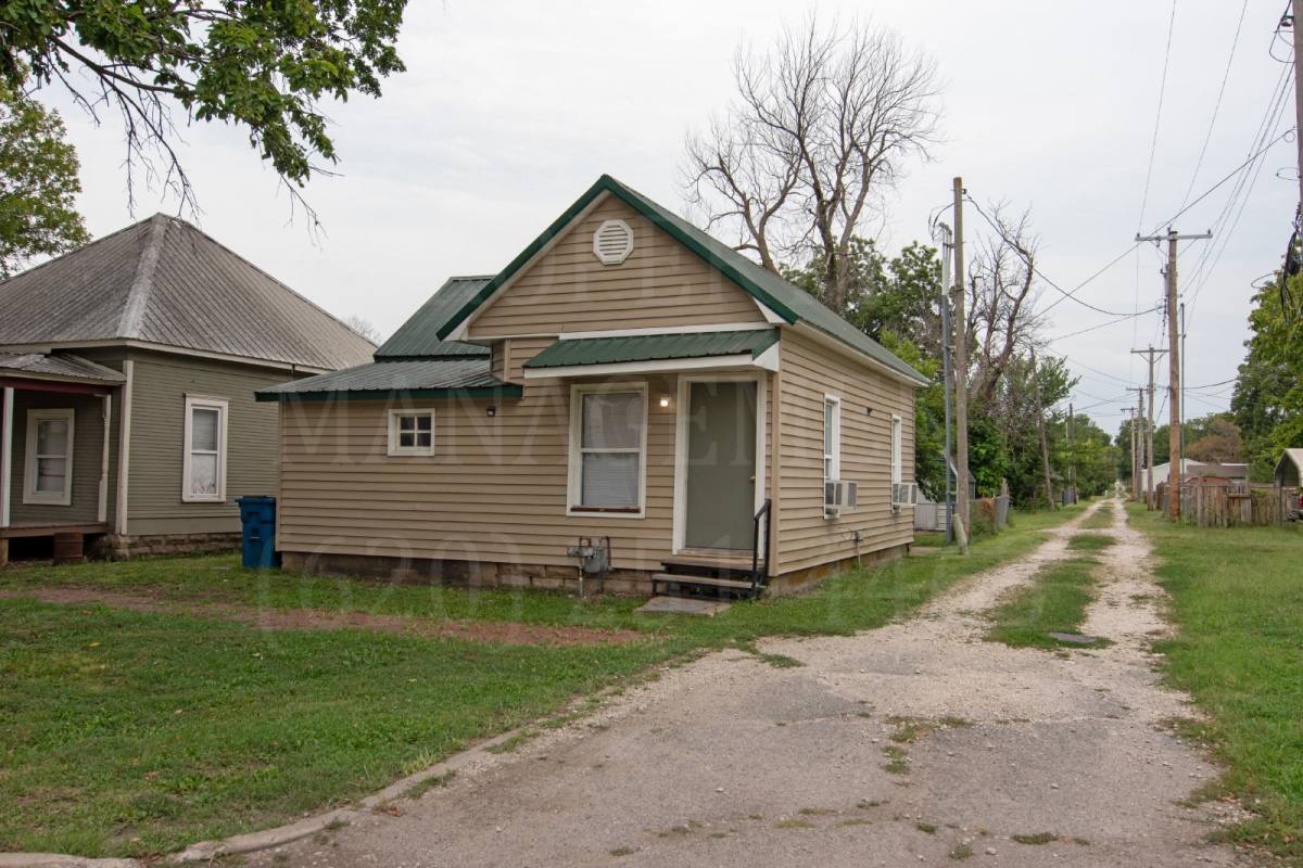 House for rent at 908 Camden St, Coffeyville, KS 67337