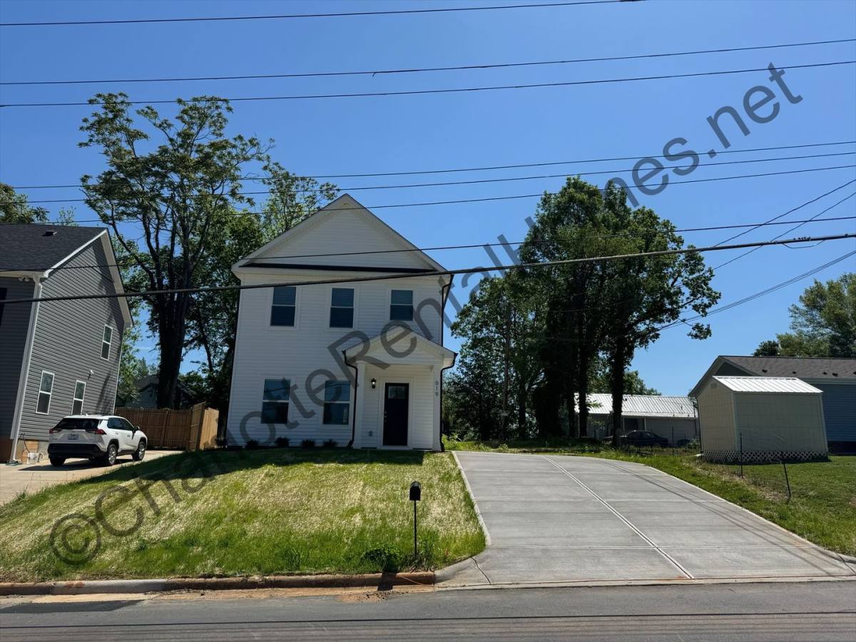House for rent at 619 1st St SW, Hickory, NC 28602