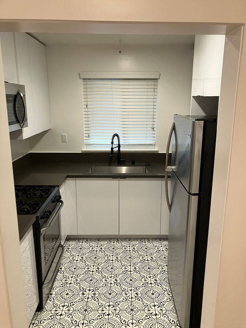 Apartment for rent at 943 2nd St, Santa Monica, CA 90403