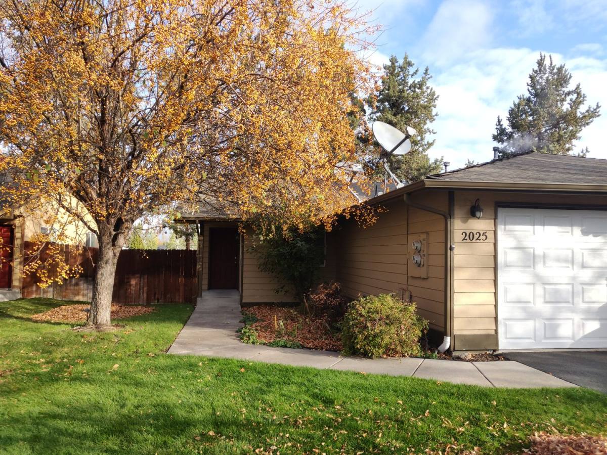 Townhouse for rent at 2025 NW Elm Ave, Redmond, OR 97756