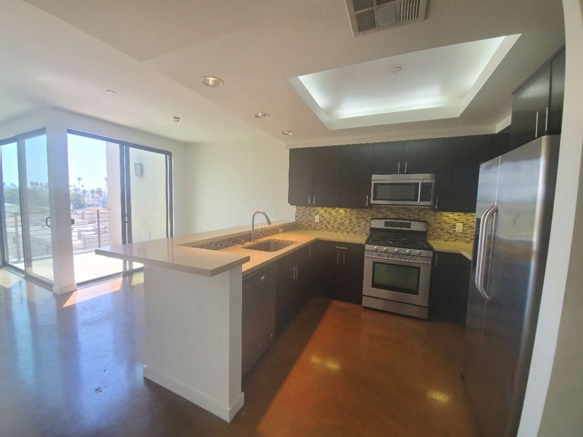 Apartment for rent at 5420 Harold Way, Los Angeles, CA 90027