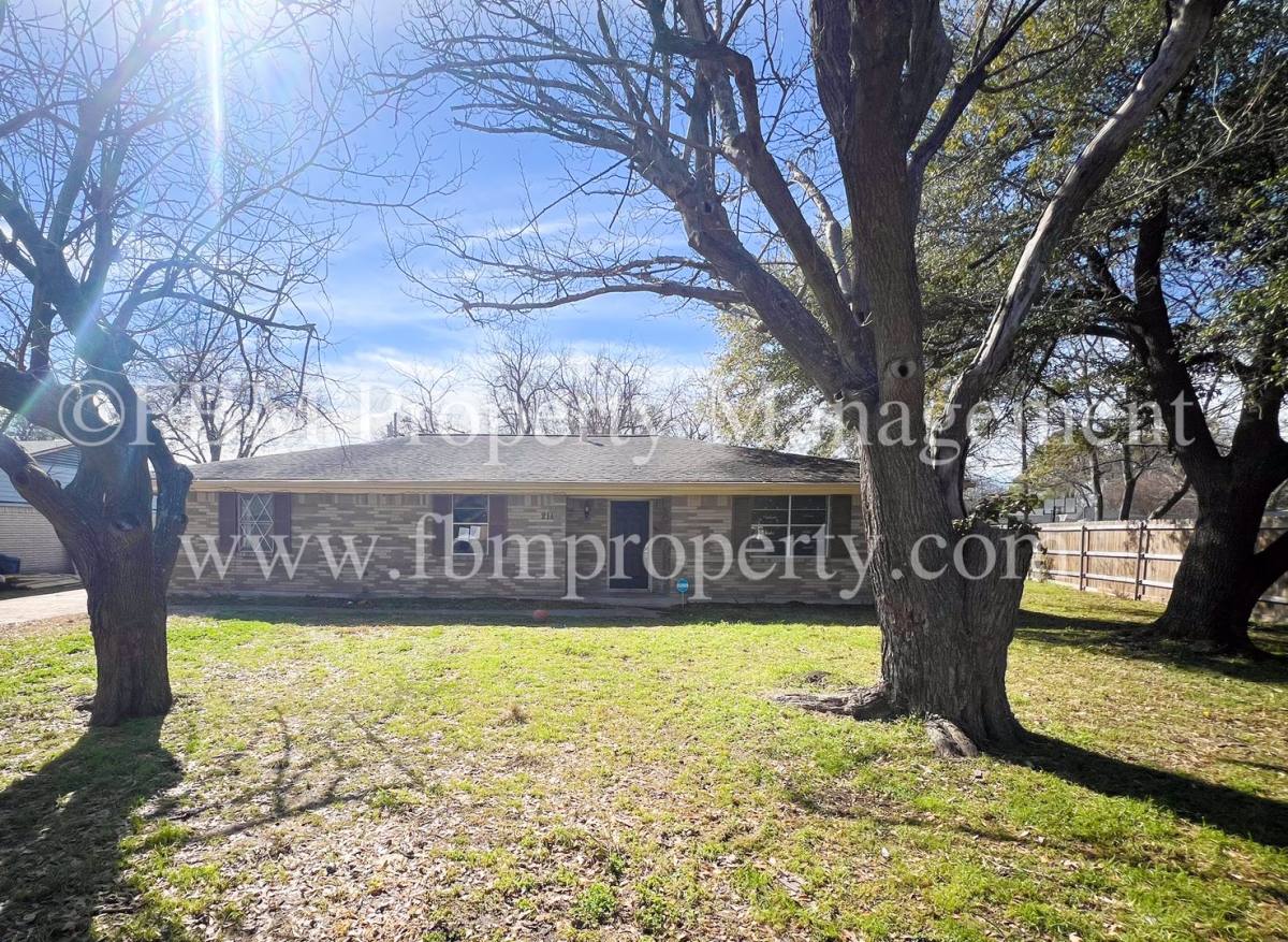 House for rent at 211 Stonegate St, Terrell, TX 75160