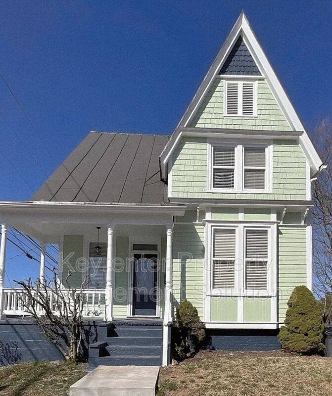 House for rent at 608 Winthrop St, Staunton, VA 24401