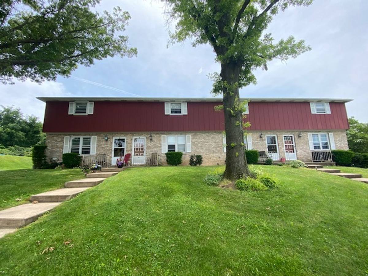 House for rent at 158 Oak Manor Dr, York, PA 17402
