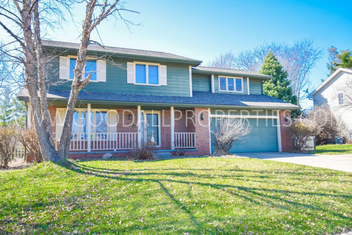 House for rent at 924 Prairie View Dr, West Des Moines, IA 50266