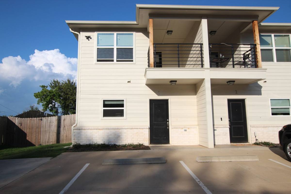 Apartment for rent at 307 N Henry, Lindale, TX 75771