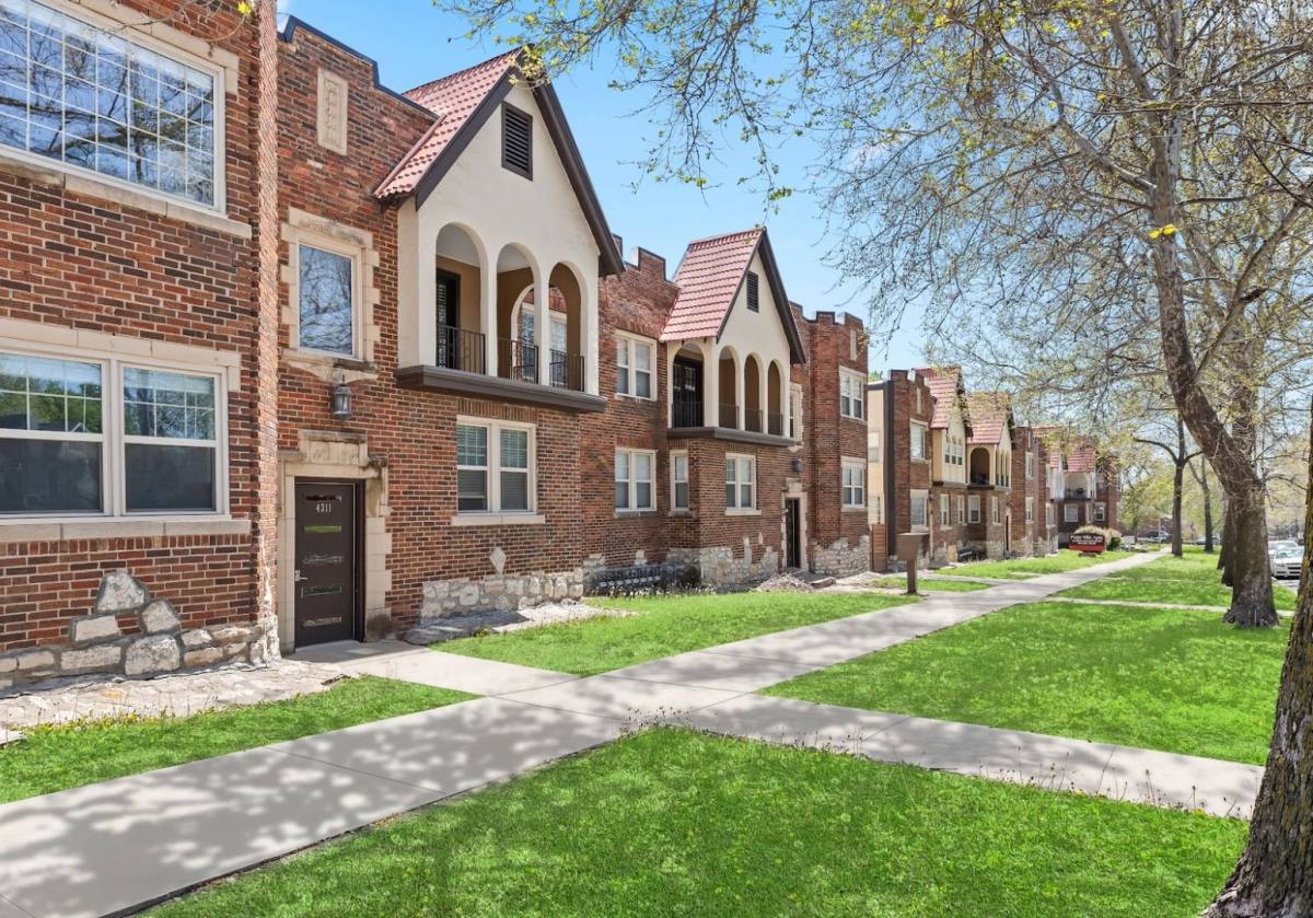 Apartment for rent at 4311-4325 Roanoke Parkway, Kansas City, MO 64111