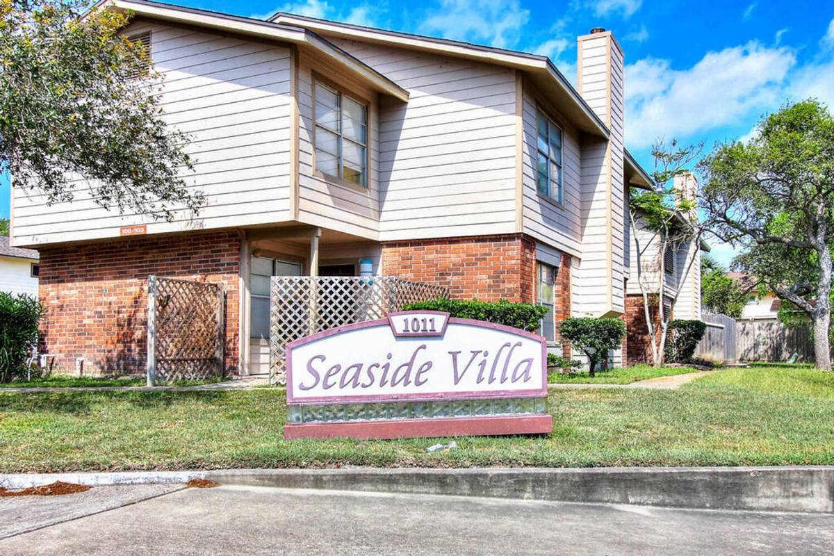 Townhouse for rent at 1011 Ennis Joslin, Corpus Christi, TX 78412