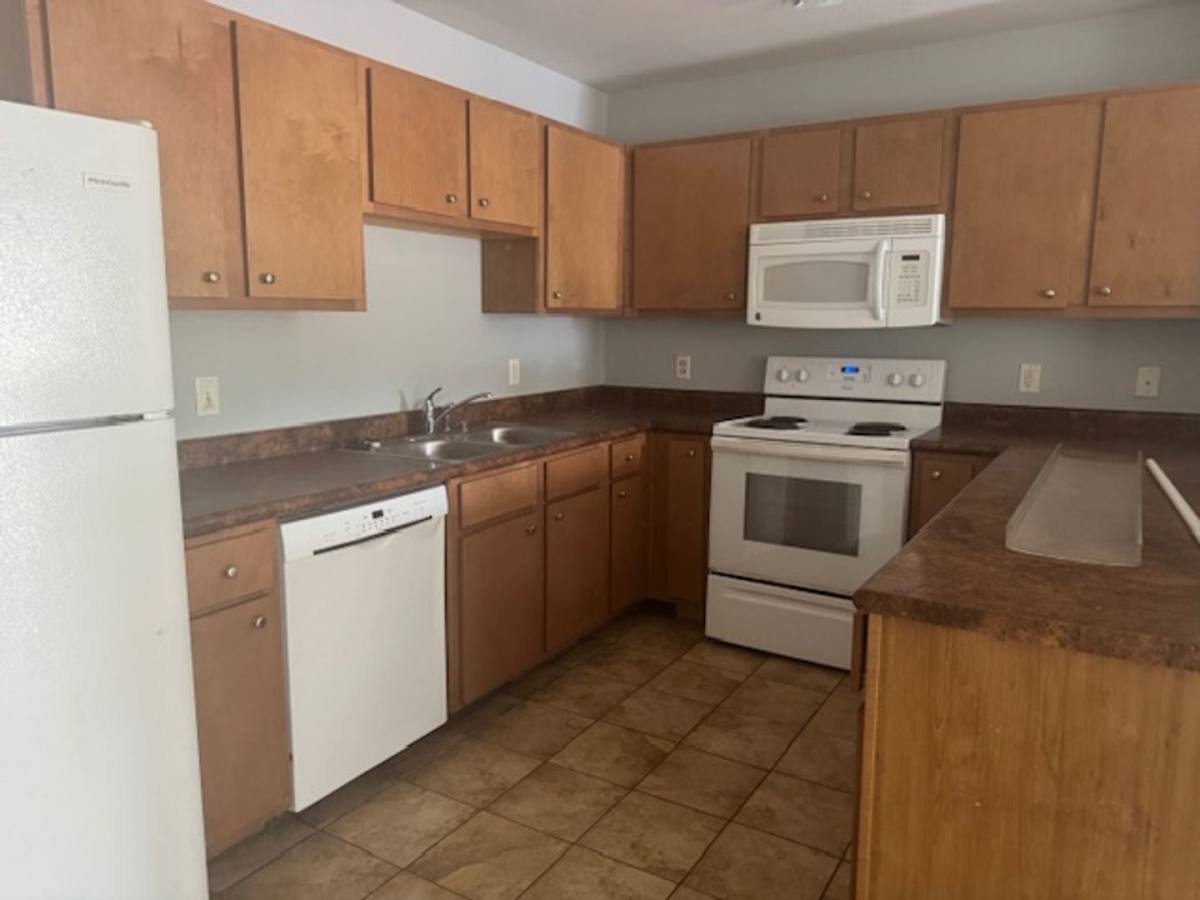 Townhouse for rent at 570 W Sterling Price, Tatum, TX 75691