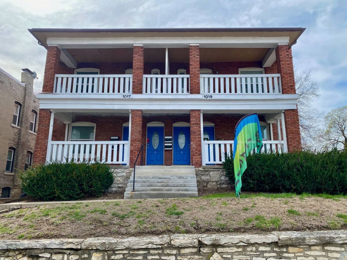 Apartment for rent at 1017-1019 W 39th St, Kansas City, MO 64111