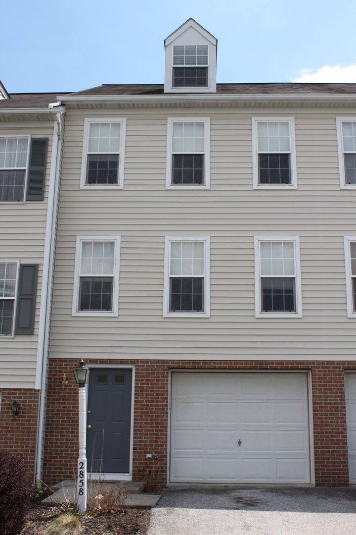 Townhouse for rent at 2858 Woodmont Dr, York, PA 17404