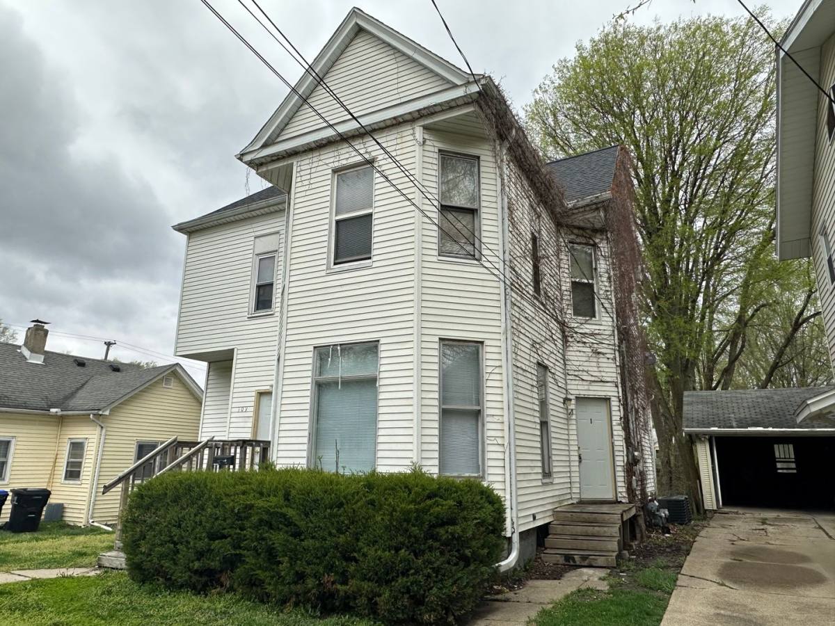 Apartment for rent at 909 W Taylor, Bloomington, IL 61701