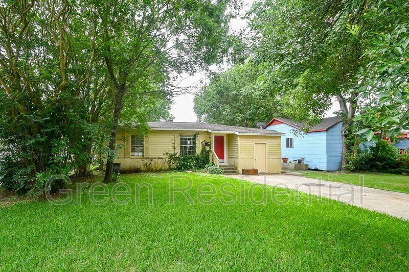 House for rent at 225 17th Ave N, Texas City, TX 77590