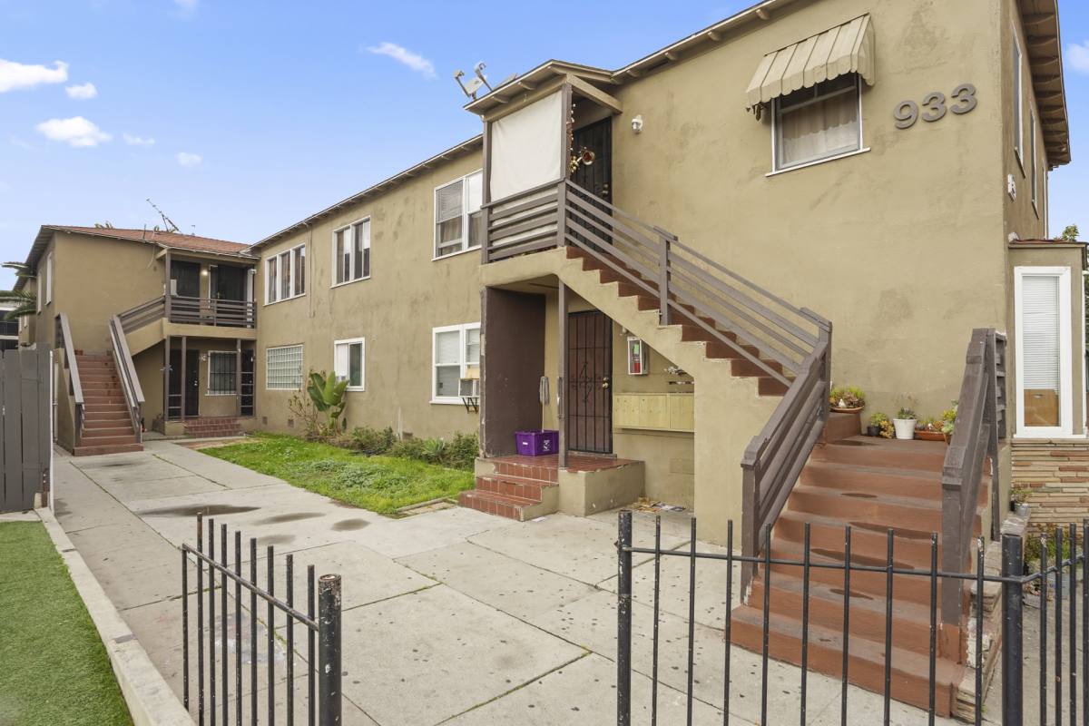 Apartment for rent at 933 Alamitos Ave, Long Beach, CA 90813