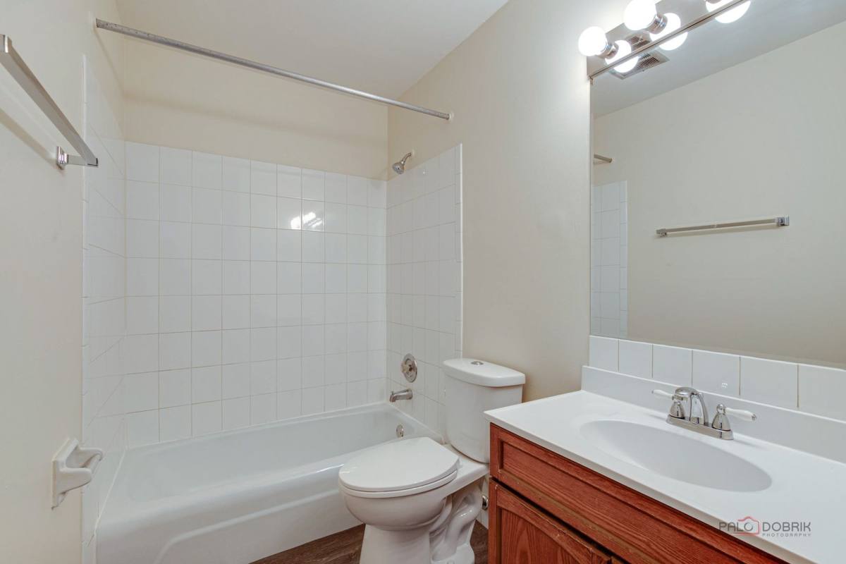 Apartment for rent at 550 Deepwoods Dr, Mundelein, IL 60060