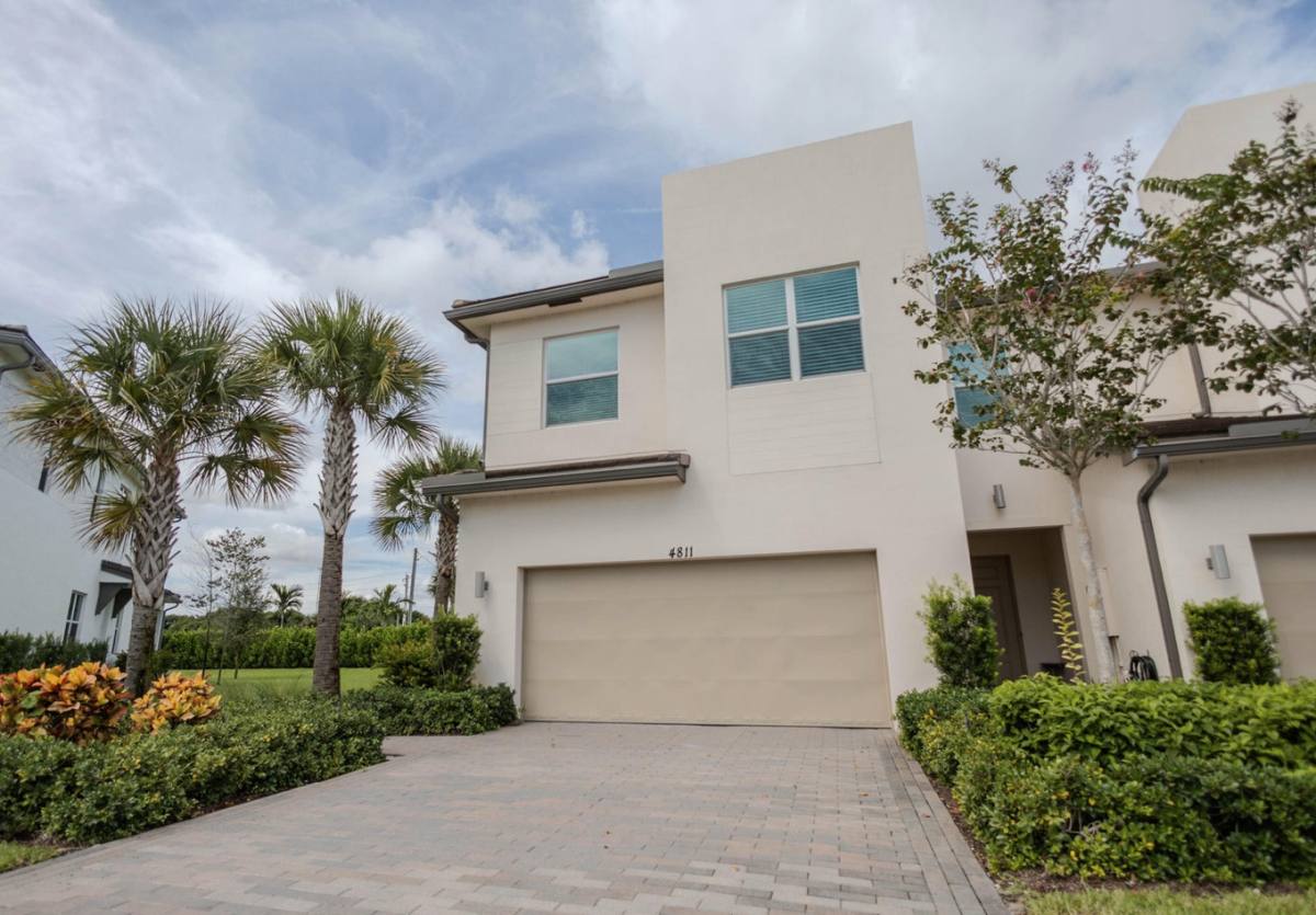 Townhouse for rent at 4811 Navali Dr, Lake Worth, FL 33467
