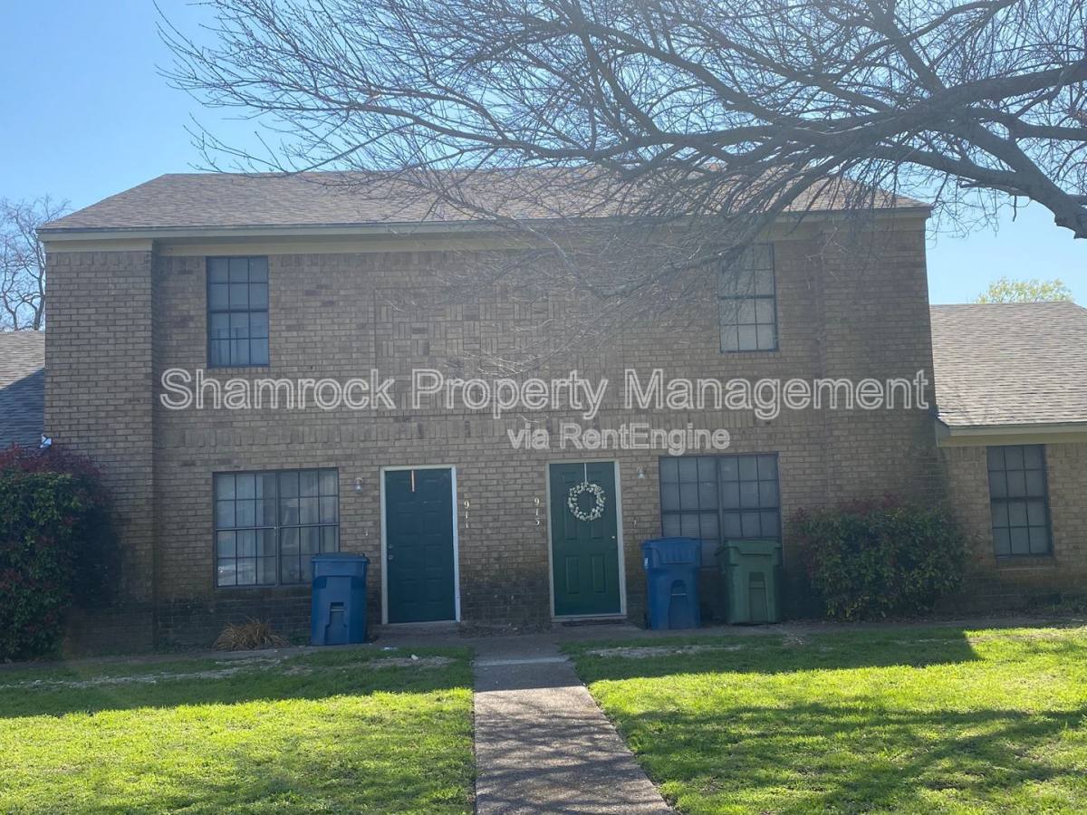 Townhouse for rent at 913 Lancelot Circle, Hewitt, TX 76643